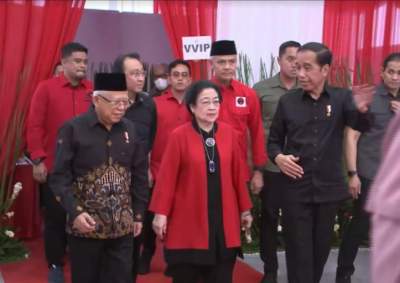 Presiden Jokowi, Wapres Ma&rsquo;ruf Amin, dan Ketum PDI Perjuangan Megawati Soekarnoputri, memasuki arena peringatan Bulan Bung Karno di Stadion Utama Gelora Bung Karno, Jakarta, Sabtu (24/6/2023).