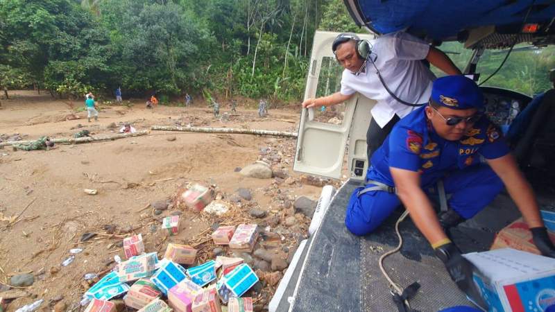 Akses Sulit, Polda Banten Kirim Logistik Lewat Jalur Udara