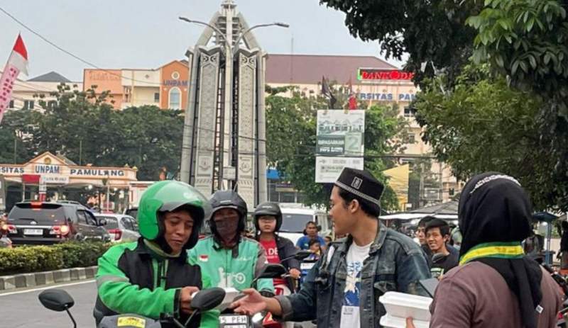 SEMMI Tangsel bagikan makanan 