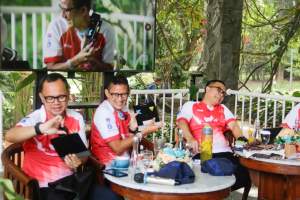 Walikota Cilegon Helldy Agustian saat mempromosikan cangkul kebanggaan buatan masyarakat Cilegon di acara &quot;Afternoon Coffee&quot; Kompas Collaboration Forum (KFC) - City Leaders Community #APEKSinergi, di Kebun Raya Bogor, Sabtu (3/9/2022).