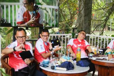 Walikota Cilegon Helldy Agustian saat mempromosikan cangkul kebanggaan buatan masyarakat Cilegon di acara "Afternoon Coffee" Kompas Collaboration Forum (KFC) - City Leaders Community #APEKSinergi, di Kebun Raya Bogor, Sabtu (3/9/2022).