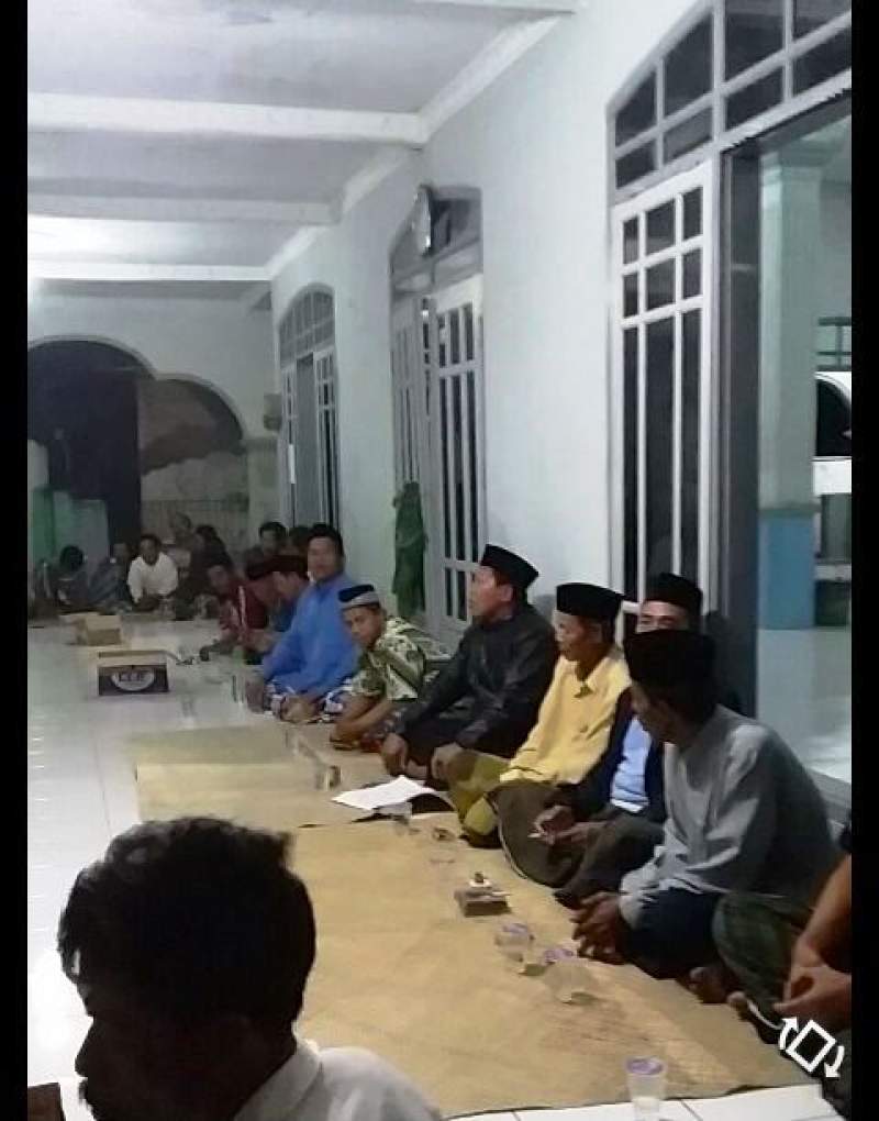 Suasana sidang Kepala Desa (Kades) Mauk Barat, Kecamatan Mauk, Kabupaten Tangerang Misnan. Misnan dituduh telah menggelapkan hasil penjualan tanah wakaf untuk Kampung Cinamprak sebesar Rp180 juta.