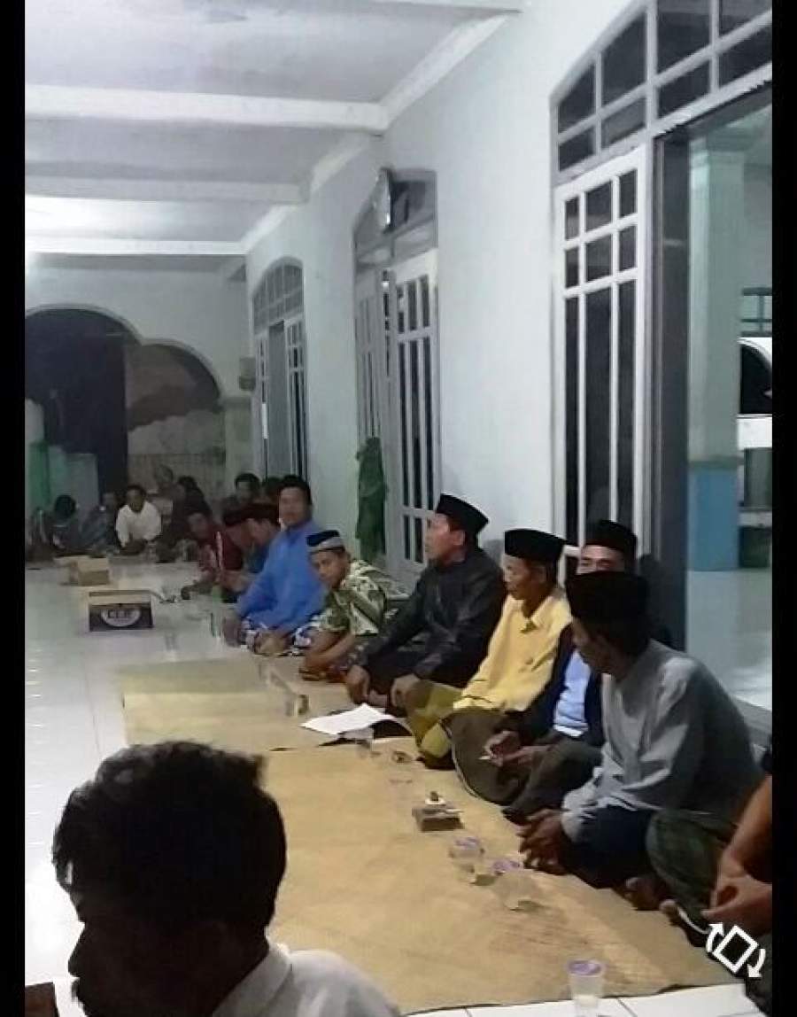 Suasana sidang Kepala Desa (Kades) Mauk Barat, Kecamatan Mauk, Kabupaten Tangerang Misnan. Misnan dituduh telah menggelapkan hasil penjualan tanah wakaf untuk Kampung Cinamprak sebesar Rp180 juta.