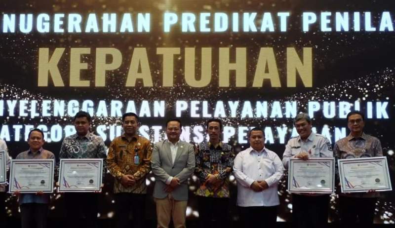 Perwakilan Pemkot Tangsel diantaranya Kepala Dinas Pendidikan Deden Deni dan Kepala Dinas Pencatatan Sipil, Dedi Budiawan yang kembali pertahankan juara satu pelayanan publik se-Banten.