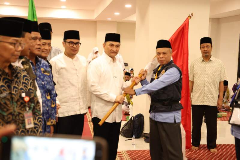 Lepas Jamaah Haji Kloter 47JKG Tangsel, Wagub Banten Ingatkan Pentingnya Meluruskan Niat