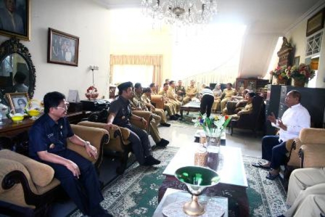 Tampak Walikota Tangerang Arief beserta jajarannya bersilahturahmi disalah satu kediaman mantan walikota tangerang