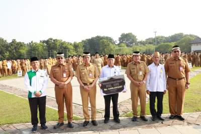 Pj Bupati Tangerang Serahkan 1,6 Miliar Zakat Fitrah, Zakat Harta dan Shodaqoh ASN