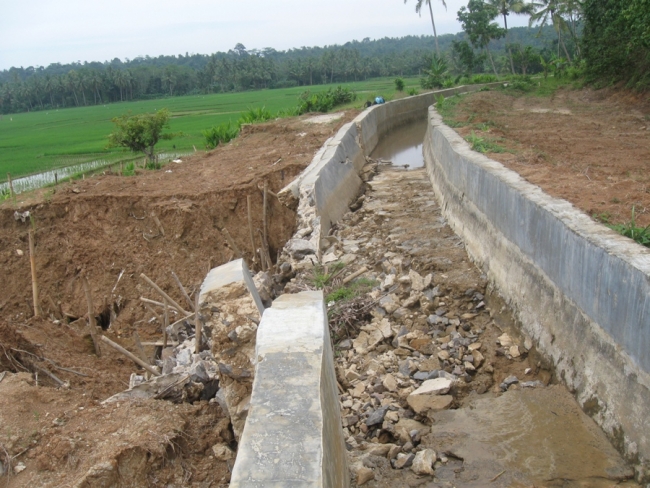 Tampak kondisi Irigasi di Cikeudal memprihatinkan