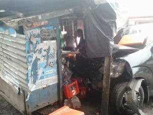 Setelah Hajar Mobil Lain, Avanza Plat Merah Sruduk Warung