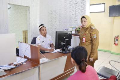 Wakil Bupati Tangerang Tinjau Posko Pengaduan THR Disnaker