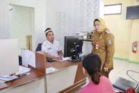 Wakil Bupati Tangerang Tinjau Posko Pengaduan THR Disnaker