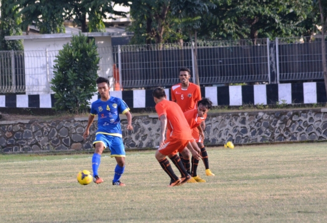 Kesebelasan Cilegon United ketika berhadapan dengan tim Persija Jakarta di Lapangan sepakbola Mako Brimob, Kelapa Dua, Depok, Jawa Barat