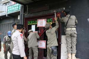 Sat Pol PP dibantu TNI Polri Tutup Permanen 11 THM di JLS