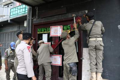 Sat Pol PP dibantu TNI Polri Tutup Permanen 11 THM di JLS