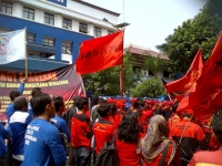 Kabut Bergerak, Gerubuk Disnaker Meminta Kenaikan Upah 2015 Rp.3,7