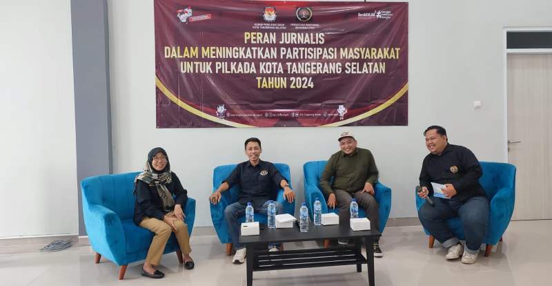 Komisioner KPU Tangsel Widya Victoria bersama Ketua PWI Tangsel, Ahmad Eko Nursanto saat diskusi publik bertajuk &lsquo;Peran Jurnalis dalam Meningkatkan Partisipasi Masyarakat untuk Pilkada Kota Tangerang Selatan tahun 2024&rsquo;.