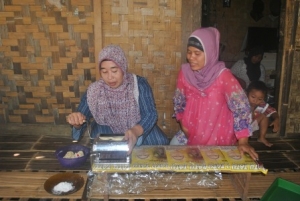 Warga Desa Cigorondong saat melakukan aktivitas pengolahan makanan Mie dari rumput laut