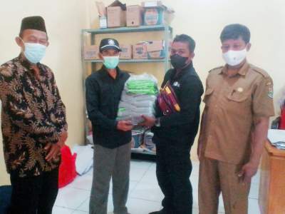 Fasilitator Smart Fram IZI Salurkan Bantuan Bibit untuk Petani di Pondok Kelor