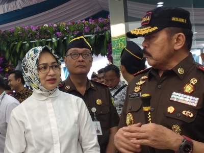 Jaksa Agung RI Burhannudin didampingi Airin Rachni Diany, saat meresmikan Gedung kantor Kejari Tangsel, Jumat (17/1/2020).