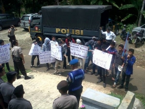 Puluhan Mahasiswa Demo Beberapa Dinas