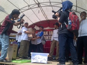 Tigaraksa-  panitia meberikan hadiah undian usai jalan sehat.Minggu (10/11)dt