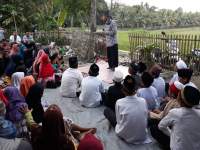 Kang Budi hibur Anak Yatim, Mendongeng Kisah Kekejaman Raja Fir'aun