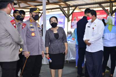 Sekda Dampingi Kapolri Tinjau Vaksinasi Buruh di PT Elite Cikupa
