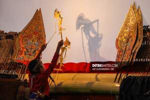 Seorang peserta tengah melakukan pertunjukan dalam pagelaran Festival Dalang Anak ke-15 di Taman Fatahillah Kota Tua, Jakarta pada Kamis (22/9/2022). (Foto: Aip/detakbanten)