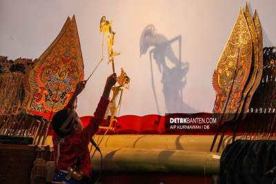 Seorang peserta tengah melakukan pertunjukan dalam pagelaran Festival Dalang Anak ke-15 di Taman Fatahillah Kota Tua, Jakarta pada Kamis (22/9/2022). (Foto: Aip/detakbanten)