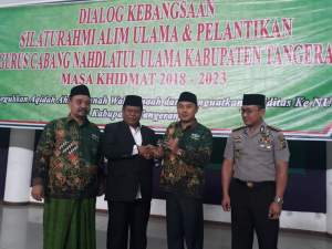 Dilantik Jadi Pengurus NU, Mad Romli Dibekali Kartu Tanda Anggota