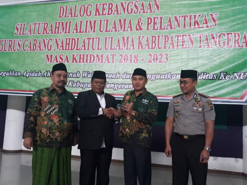 Dilantik Jadi Pengurus NU, Mad Romli Dibekali Kartu Tanda Anggota