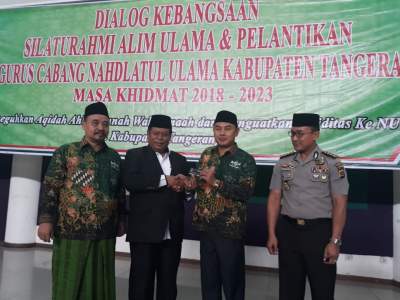 Dilantik Jadi Pengurus NU, Mad Romli Dibekali Kartu Tanda Anggota