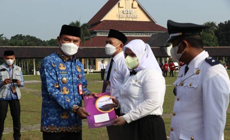 Pimpin Apel Pagi, Mad Romli Serahkan 781 SK CPNS