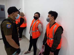 Satpol PP Tangsel Menjaring pasangan yang diduga Prositusi Online di dua hotel di Ciputat, Selasa malam (11/5/2021) (rafi).