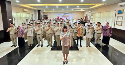 Kepala Kantor Pertanahan Kota Tangsel, Shinta Purwitasari dan jajaran pegawai deklarasikan anti korupsi di Aula Kantor Pertanahan Tangsel. (Foto. Ist)