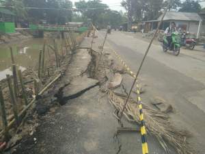 Bantaran kali ambrol akibat pengerukan proyek normalisasi.