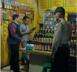 Polsek Rajeg Amankan Puluhan Botol Miras