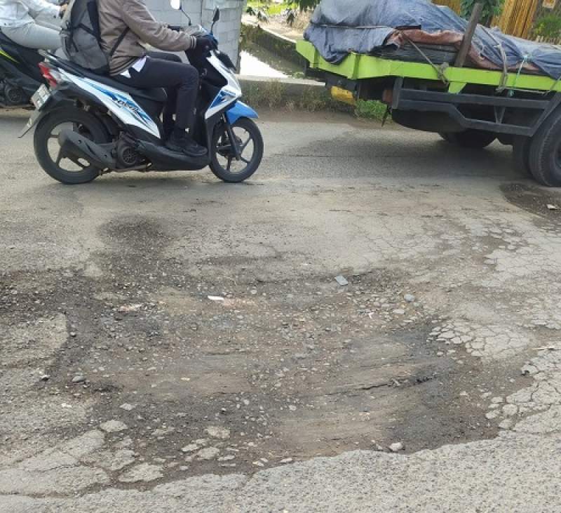 Hindari Jalan Berlubang, Pengendara Wanita Terjatuh Hingga Giginya Goyang