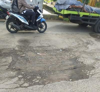 Hindari Jalan Berlubang, Pengendara Wanita Terjatuh Hingga Giginya Goyang