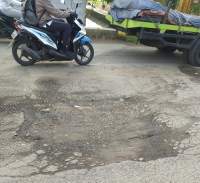 Hindari Jalan Berlubang, Pengendara Wanita Terjatuh Hingga Giginya Goyang