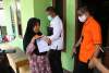 Petugas Kantor Pos Door to Door Bagikan Bansos Tunai