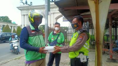 Jum'at Berkah Satlantas Polresta Tangerang Bagikan Nasi Kotak