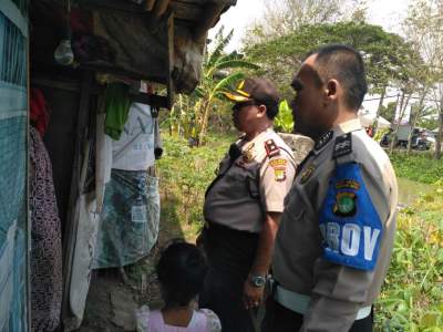 etugas dari Polrestro Tangerang mendatangi kontrakan Kokom.