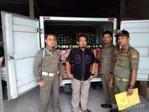 Bongkar Gudang Makanan Ringan, Pol PP Kota Serang Amankan Satu Mobil Box Miras