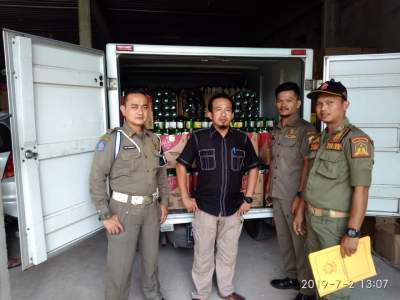 Bongkar Gudang Makanan Ringan, Pol PP Kota Serang Amankan Satu Mobil Box Miras