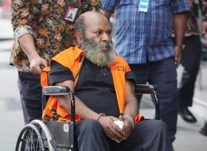 Gubernur non-aktif Papua, Lukas Enembe dibawa petugas ke RSPAD, Jakarta, Jumat (6/10/2023).