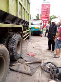 Truk Tanah Di Solear Serudug Angkot Dan 5 Motor