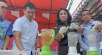 Kepala Kejari Kota Tangsel, Dewi Apsari saat memusnahkan barang bukti dengan cara di blender.