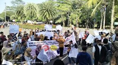 Pedagang Pasar Kutabumi Geruduk Kantor Bupati Tangerang
