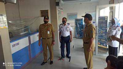 Zaki Dan Mad Romli Kompak Sosialisasikan Penggunaan Masker Di Kantor Dishub